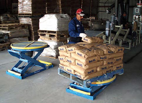 stacking filled bags on easy loader palletizing machine