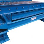 Lift and vibrate grid deck vibrating table under roller conveyor