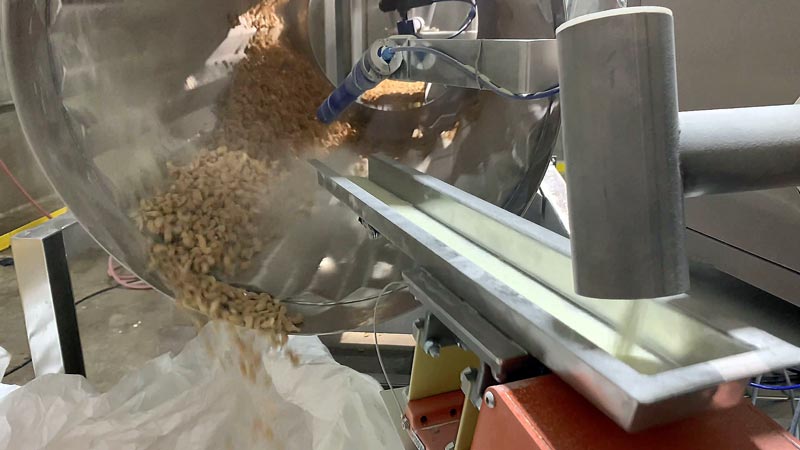 vibratory feeder doses powder seasoning into enrobing drum