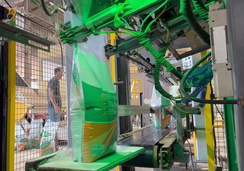 Automatic bag placer for open top bags of fertilizer