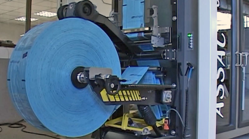 tubular FFS bagging machine forms polyethylene bags with side gussets from film roll