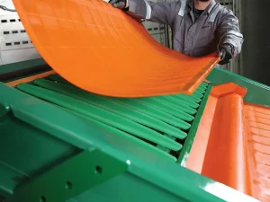 changing a polyurethane screen panel on a derrick screen
