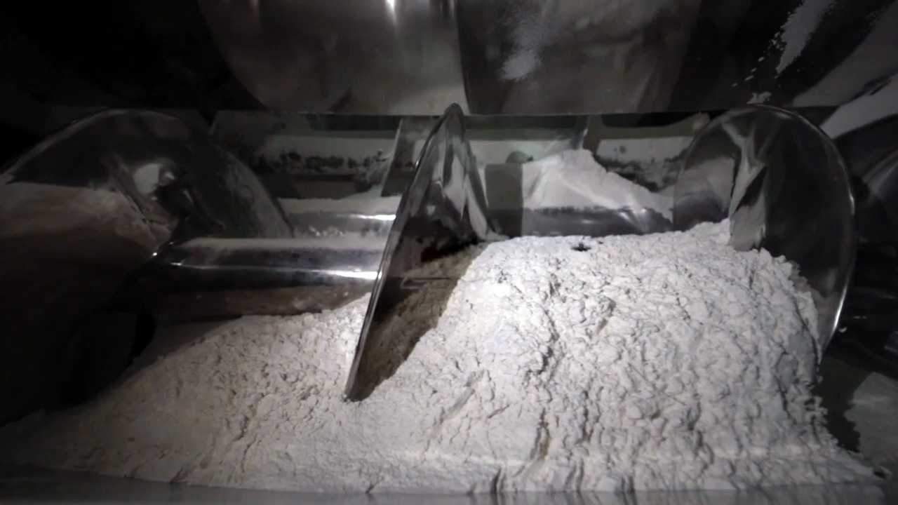 Auger Conveyor with Powder from Opened Bags