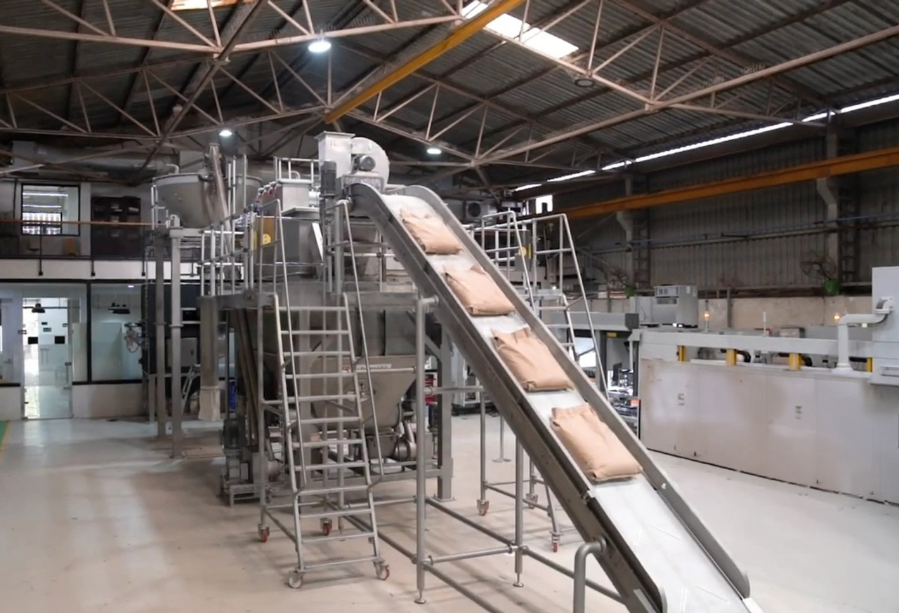 Automatic Bag Emptying System for Powder Ingredients