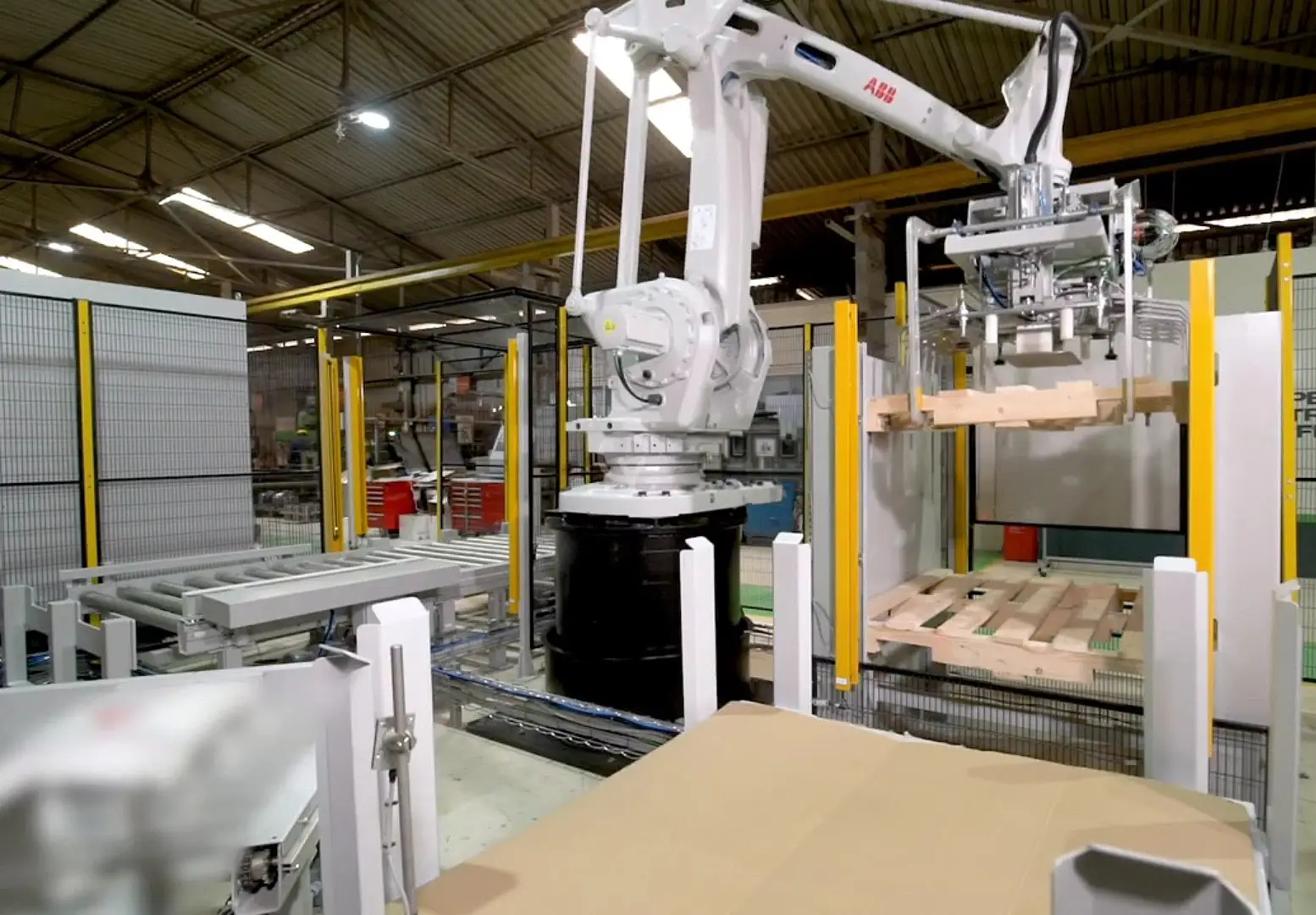 palletizer-retrieving-pallet-from-automatic-pallet-dispenser