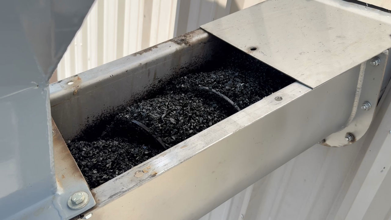 asphalt-cold-patch-in-auger-002