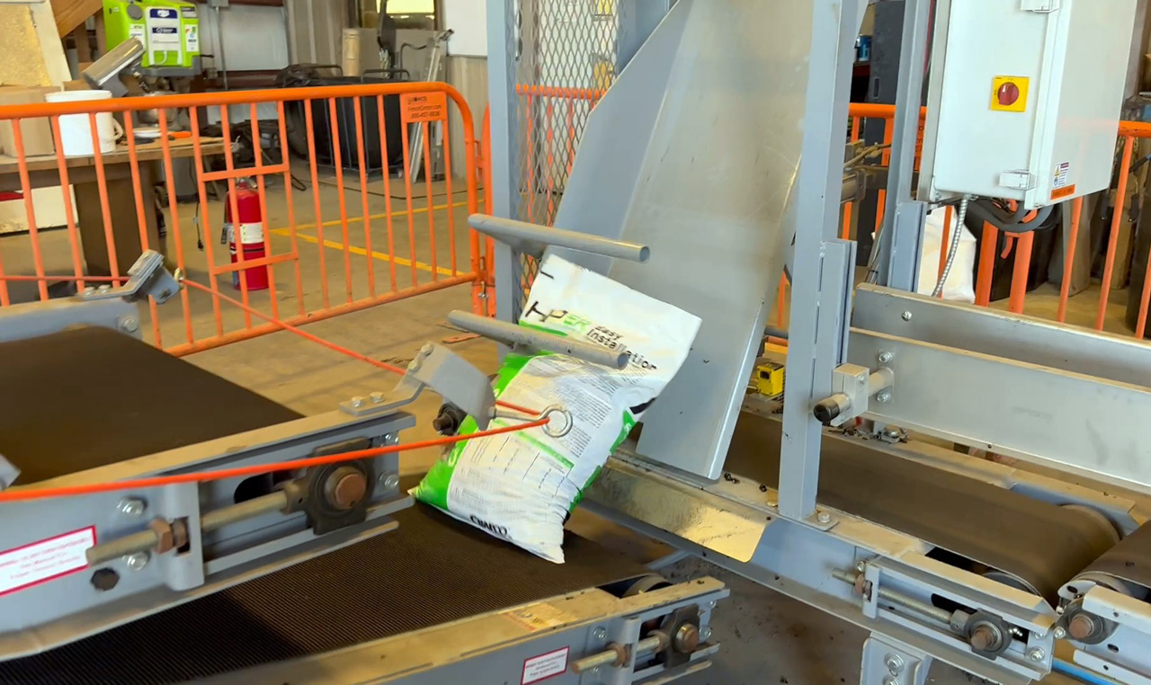 bag-kicker-to-incline-bag-flattener-conveyor