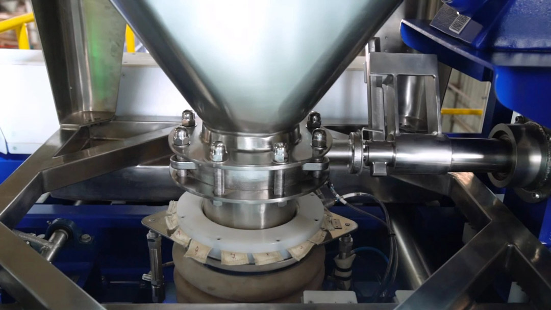 automatic IBC valve opening for enclosed powder discharge