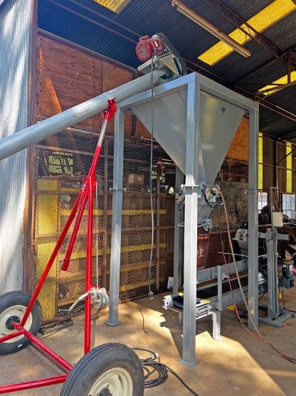 25 cubic foot hopper bin with auger conveyor