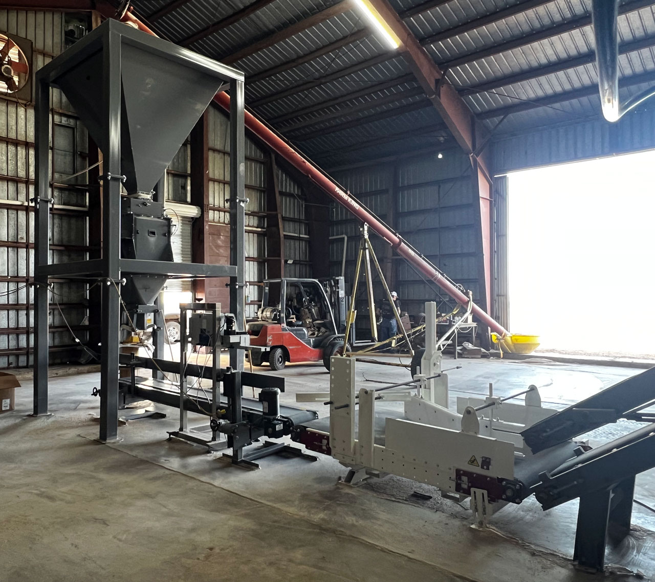 auger conveyor to surge hopper above net weigh bagging scale