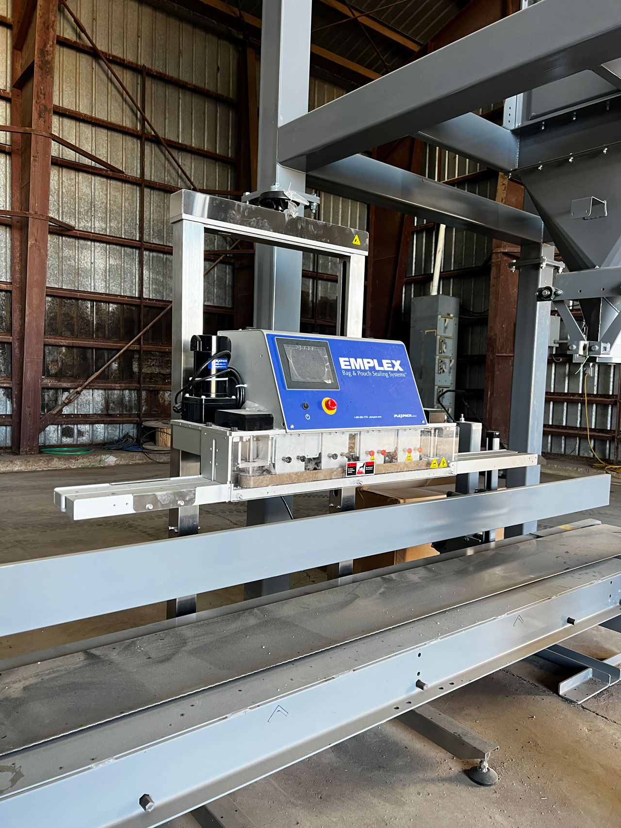 plastic bag heat sealer above bag closing conveyor