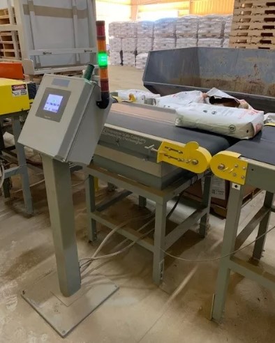 automatic checkweigher weighs bags on conveyor